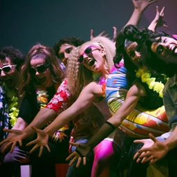 Miti pop, vestiti sgargianti e videogames: al Teatro Repower va in scena il musical ‘80 voglia di...80’