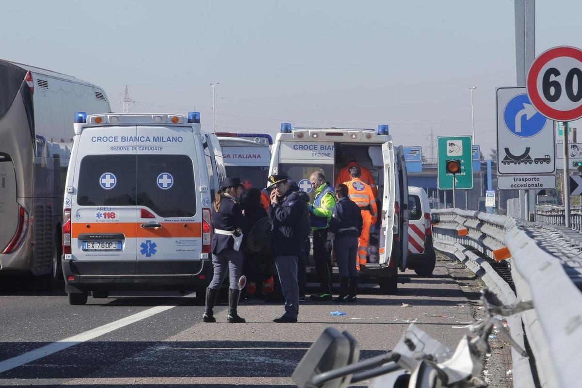 Grave incidente sull’autostrada A1 nel Lodigiano, auto si ribalta e roulotte distrutta: tre feriti