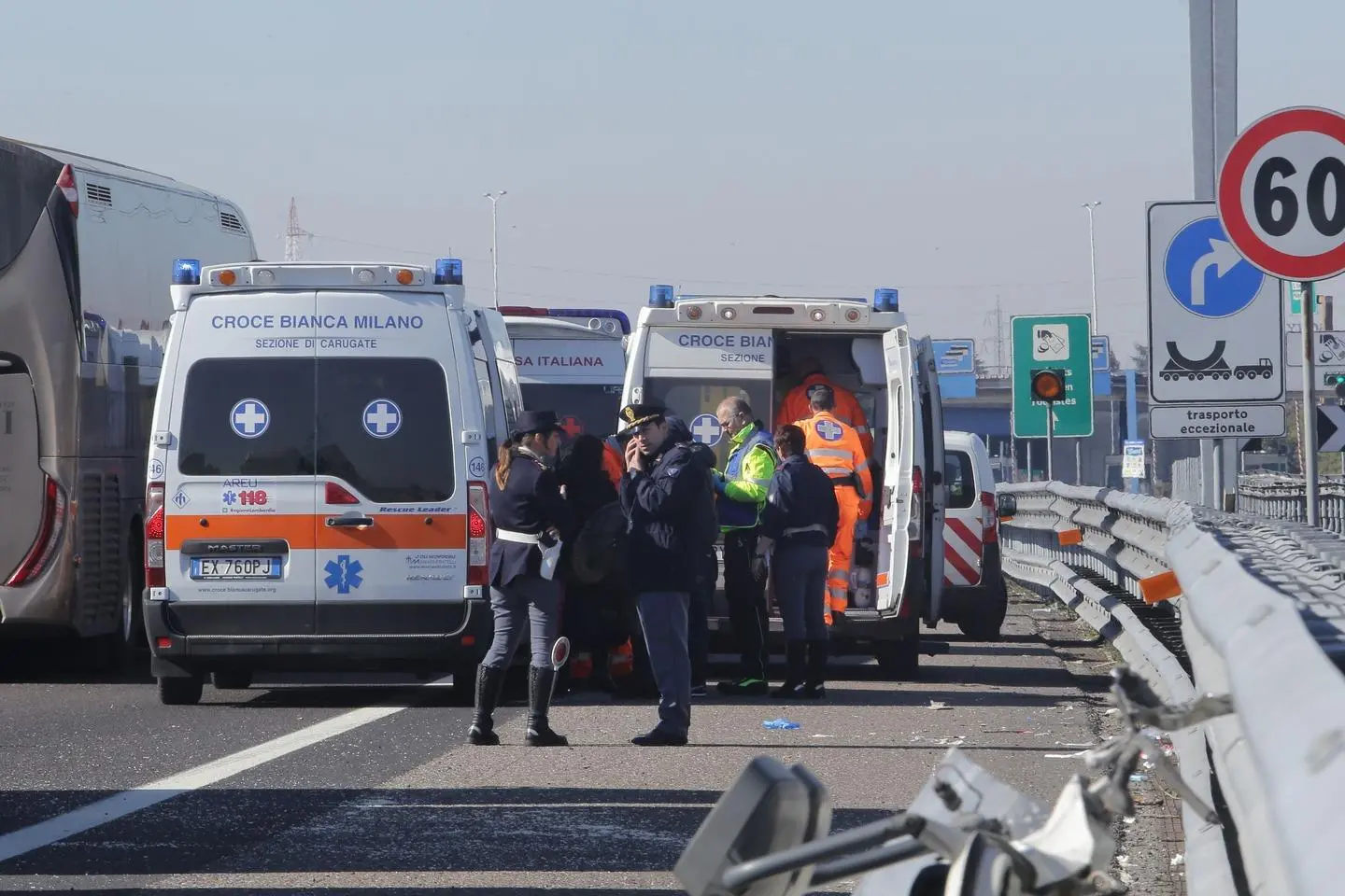 Grave incidente sull’autostrada A1 nel Lodigiano, auto si ribalta e roulotte distrutta: tre feriti
