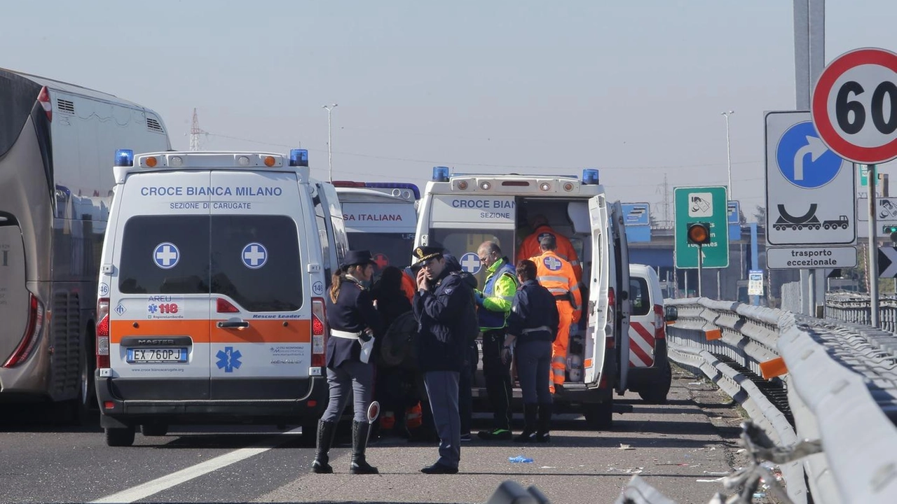 Grave incidente sull’autostrada A1 nel Lodigiano, auto si ribalta e roulotte distrutta: tre feriti