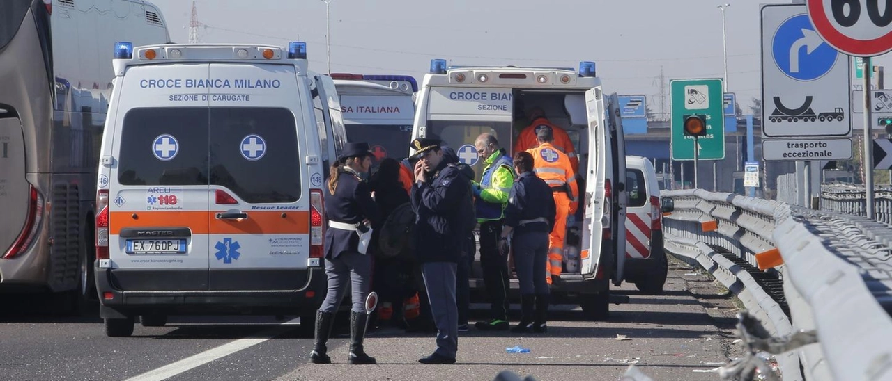 Grave incidente sull’autostrada A1 nel Lodigiano, auto si ribalta e roulotte distrutta: tre feriti