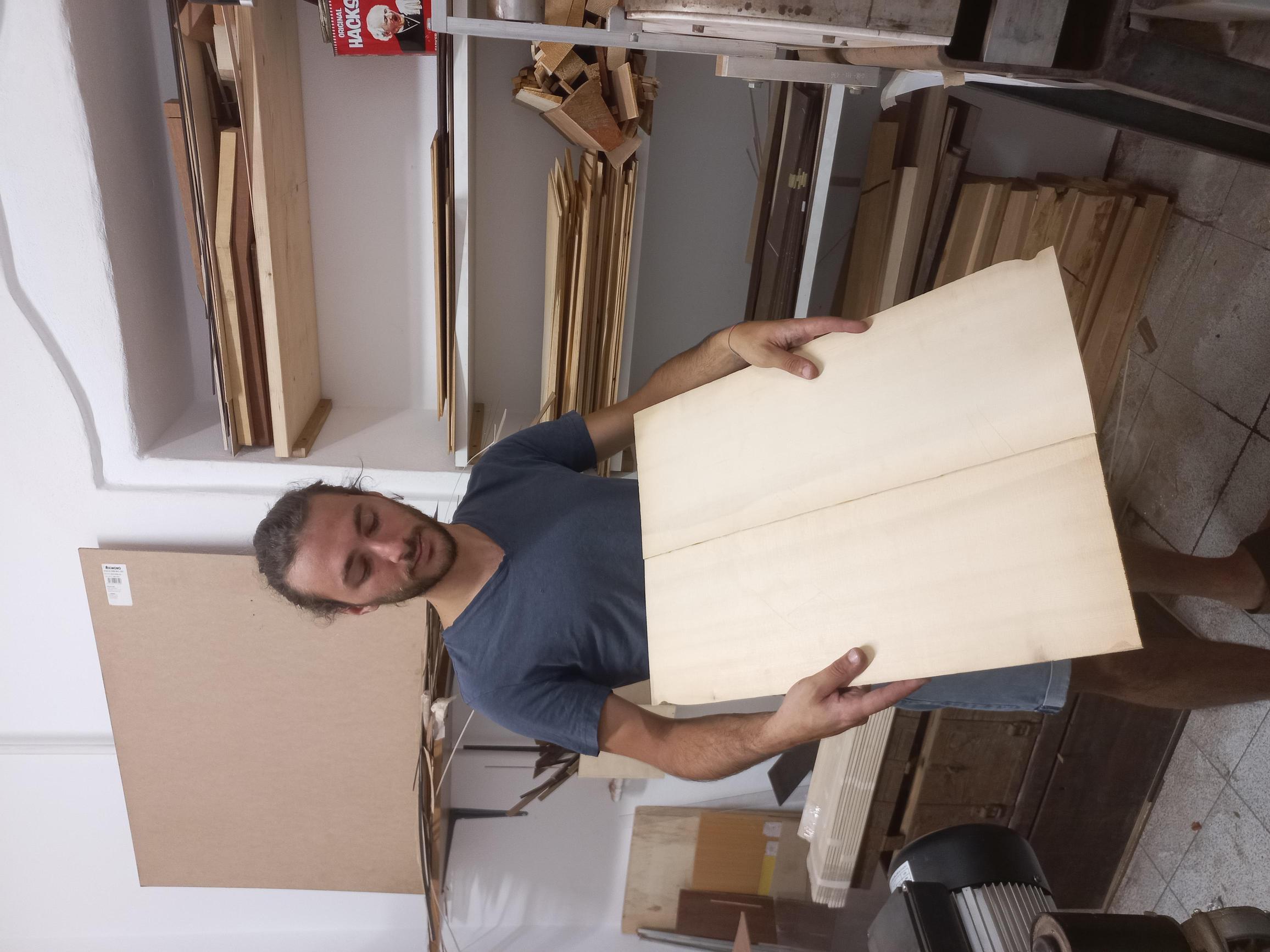 La vita è un suono perfetto. Matteo, mai alla scrivania: "Costruisco chitarre ho seguito la passione" La vita è un suono perfetto. Matteo, mai alla scrivania: "Costruisco chitarre ho seguito la passione"