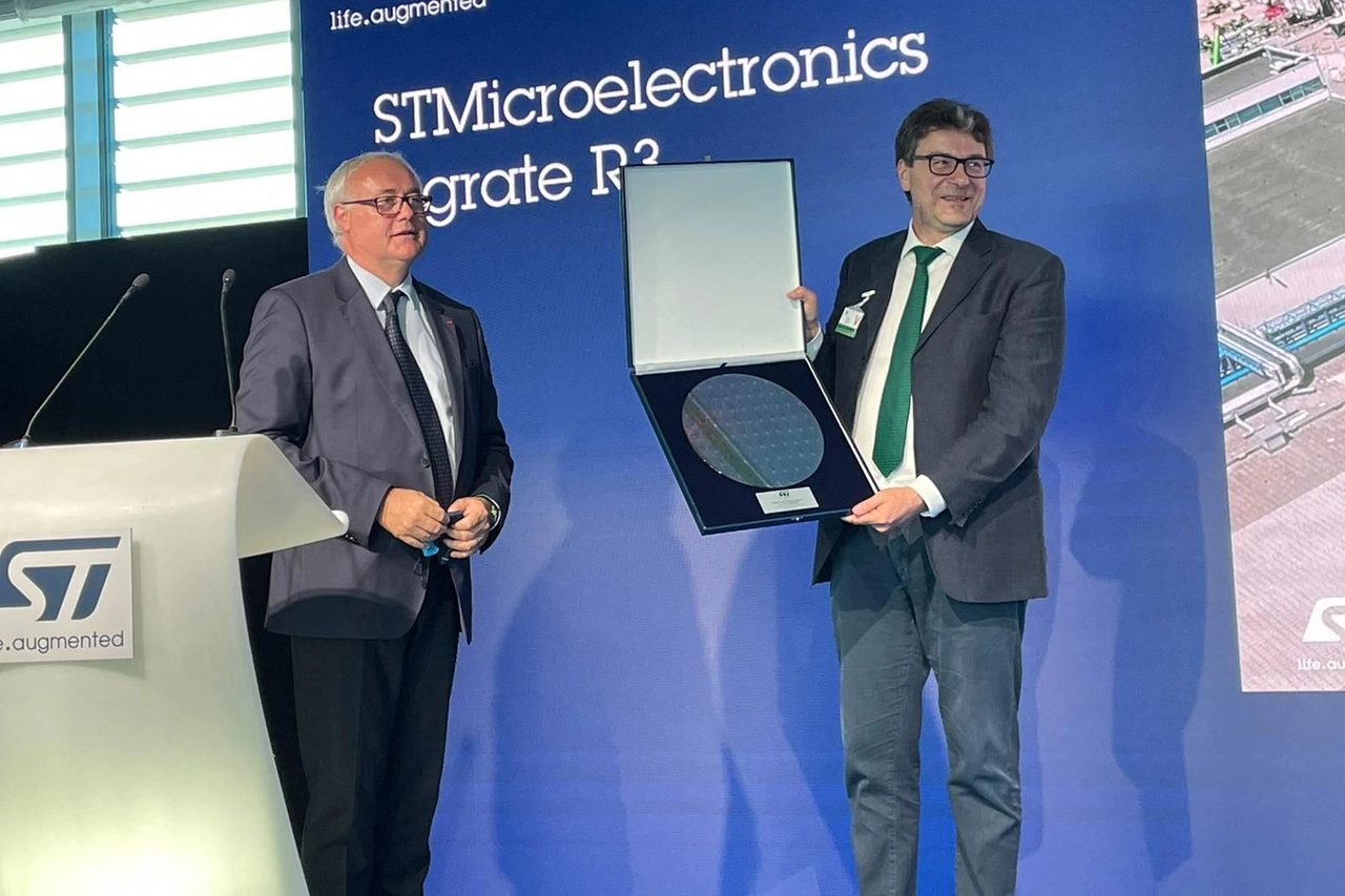 Генеральный директор StMicroelectronics Жан-Марк Шери представляет французскую часть компании; справа — министр Джорджетти