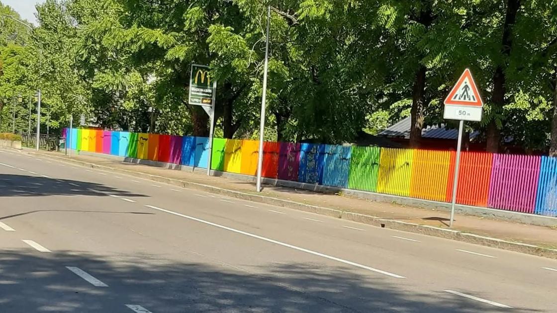 buccinasco imbrattato con vernice nera il cancello arcobaleno appena realizzato al centro civico