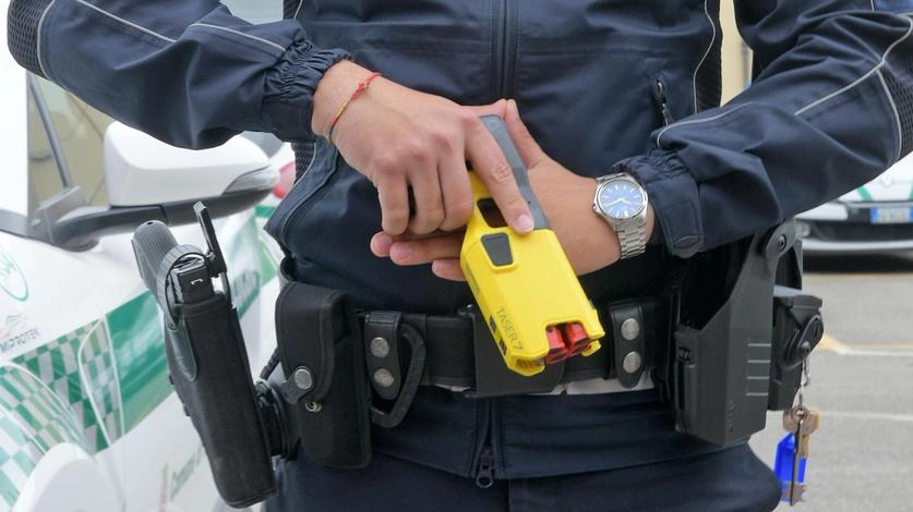 Continua a far discutere la sospensione dell’arma elettrica alla Locale Continua a far discutere la sospensione dell’arma elettrica alla Locale