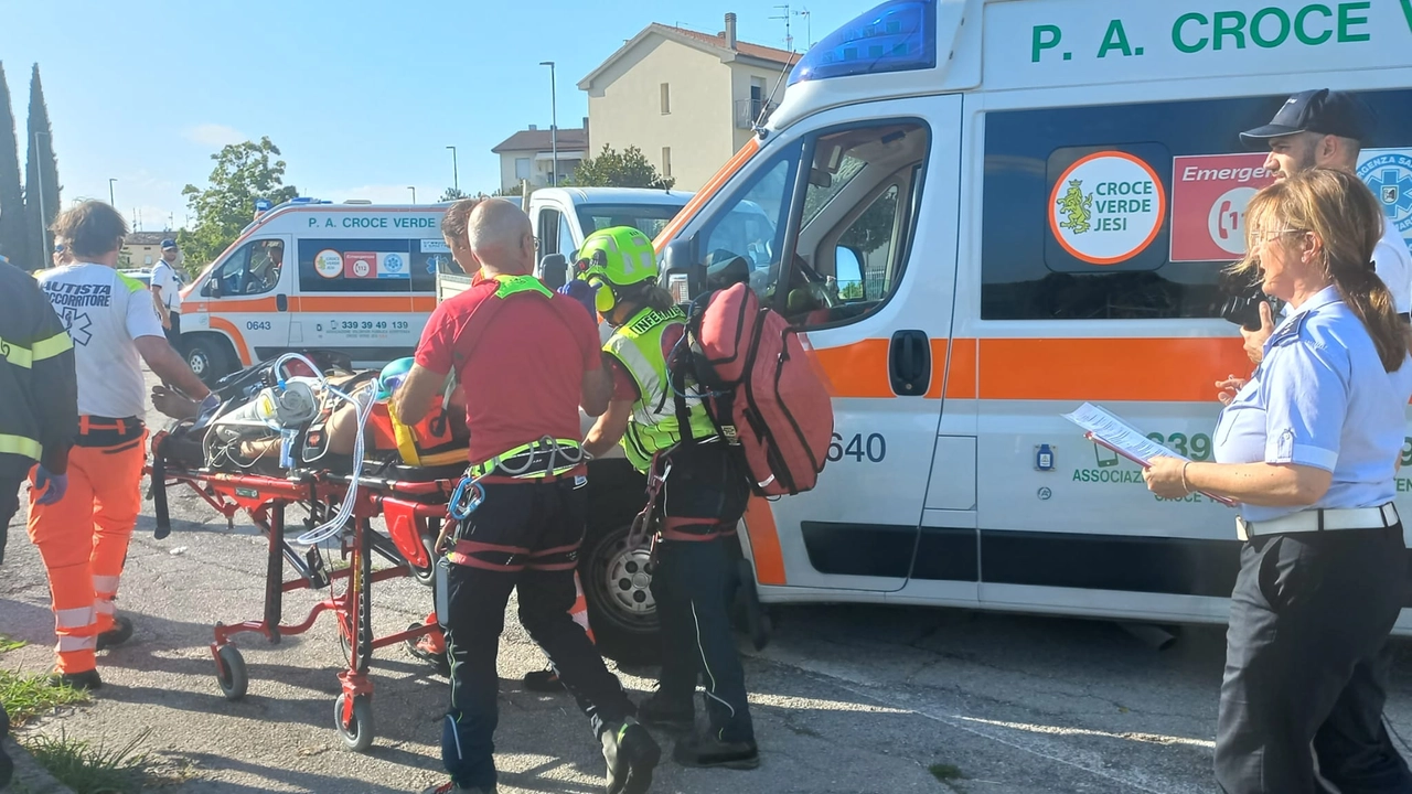 A Sirone un 69enne ubriaco è caduto di faccia: i soccorritori hanno dovuto intubarlo per aiutarlo a respirare