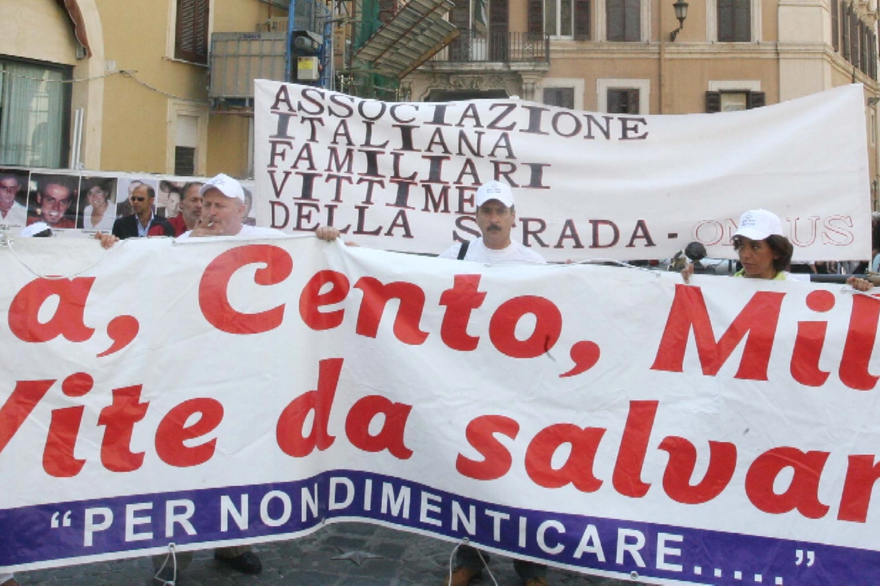 Una manifestazione dell'associazione dei famigliari delle vittime della strada
