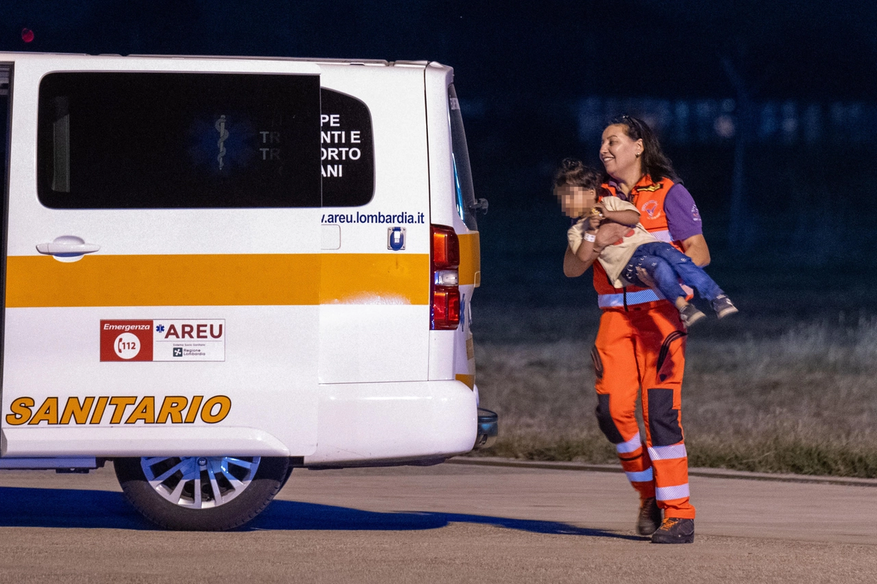 Uno dei piccoli viene subito portato sull'ambulanza diretto a uno degli ospedali coinvolti nell'operazione umanitaria