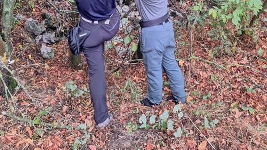 Agenti della Polizia provinciale impegnati in controlli nelle aree boschive del territorio