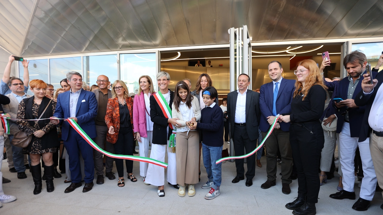 L'inaugurazione del teatro Renato Borsoni di via Milano col sindaco Castelletti L'inaugurazione del teatro Renato Borsoni di via Milano col sindaco Castelletti