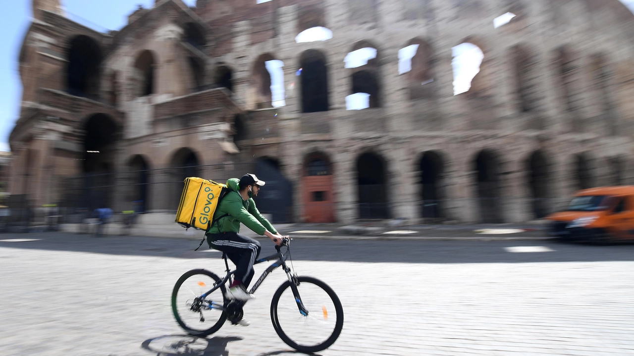 Glovo, più soldi ai rider che consegnano con il caldo estremo: la denuncia della Cgil