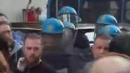 Momenti di tensione in corso Monforte ieri nel tardo pomeriggio, vicino alla Prefettura di Milano. Un gruppo di una ventina...