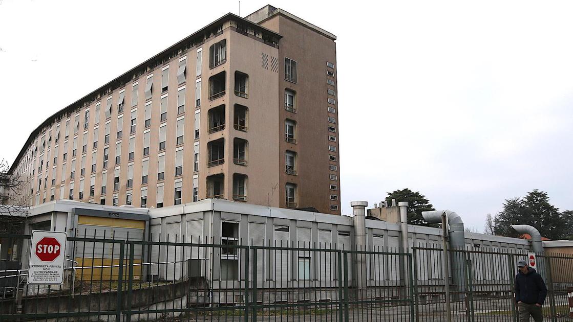 Vandali al vecchio nosocomio. Recinzione divelta e letti lanciati Vandali al vecchio nosocomio. Recinzione divelta e letti lanciati