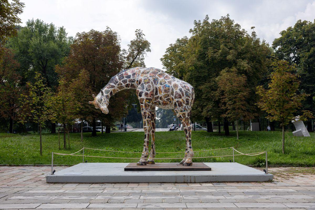 la giraffa di rothschild davanti alla triennale di milano nuova opera firmata jacopo allegrucci