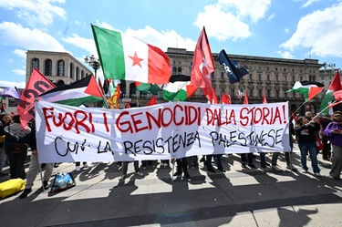 25 Aprile a Milano, il presidio dei Giovani palestinesi: “Ci prendiamo piazza Duomo, non sottostiamo a Pd e sionisti”