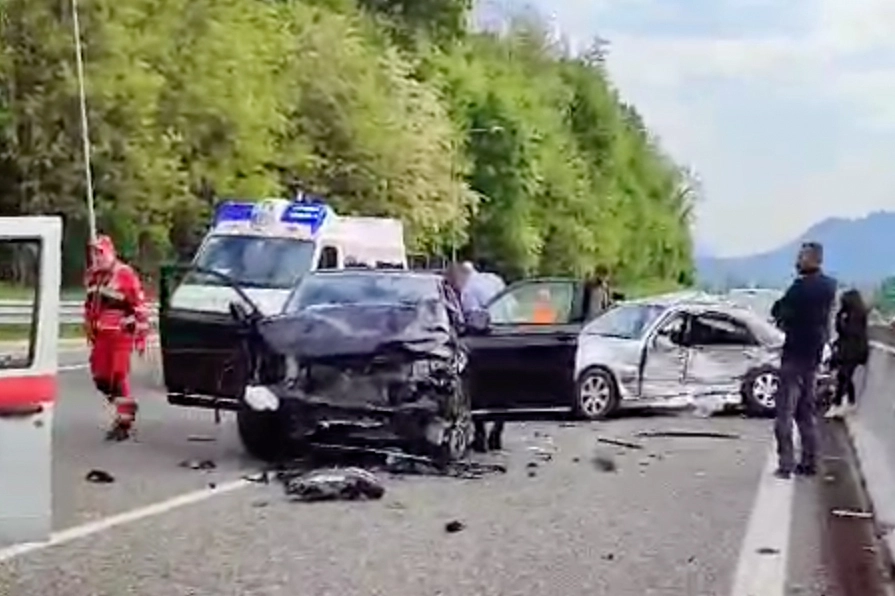 Le automobili dopo lo schianto avvenuto venerdì mattina alle 8.30 sull’autostrada. Gravissime le conseguenze