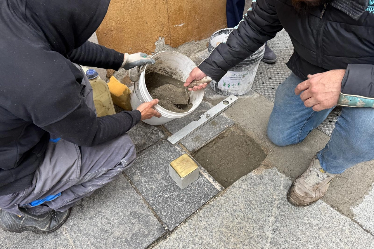 La posa di una delle pietre d'inciampo a Pavia
