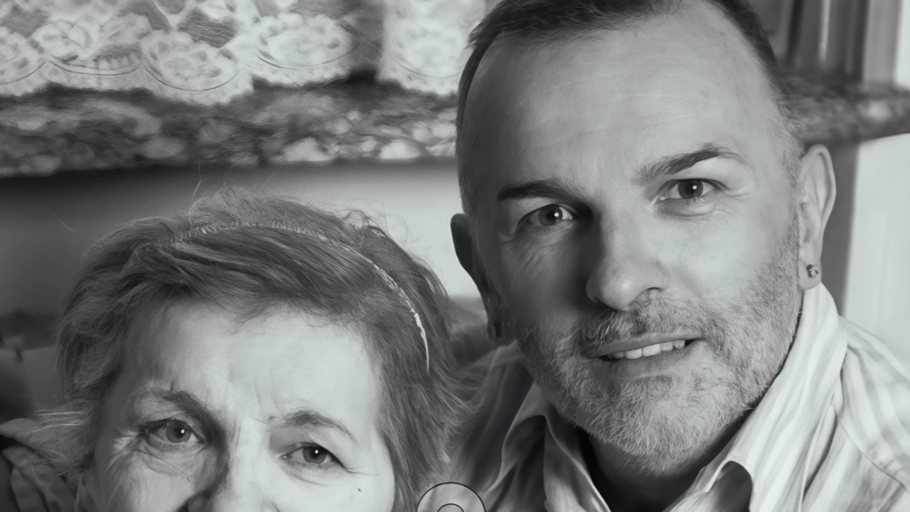 Da undici anni Stefano Cogno segue la madre Marina e ha realizzato una mostra fotografica. Le immagini in compagnia della donna sono esposte nei loghi principali di Montichiari. . Da undici anni Stefano Cogno segue la madre Marina e ha realizzato una mostra fotografica. Le immagini in compagnia della donna sono esposte nei loghi principali di Montichiari. .