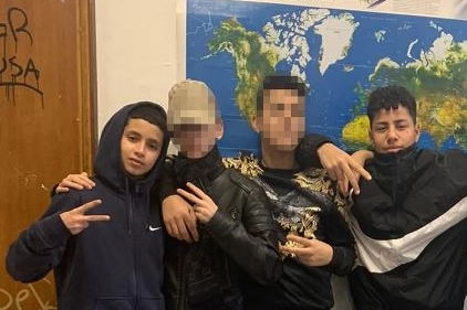 Momo (primo a sinistra) e Ramy (ultimo a sinistra), amici da bambini e uniti dallo stesso tragico destino. Morti a pochi mesi (e metri) di distanza