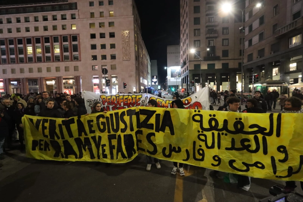 Lo striscione esposto in piazza San Babila alla partenza del corte: scritte in lingua italiana e araba per chiedere verità per Ramy e Fares