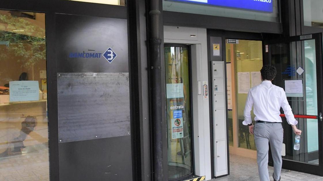 Paullo, un boato nella notte. Fanno saltare il bancomat e scappano coi contanti Paullo, un boato nella notte. Fanno saltare il bancomat e scappano coi contanti