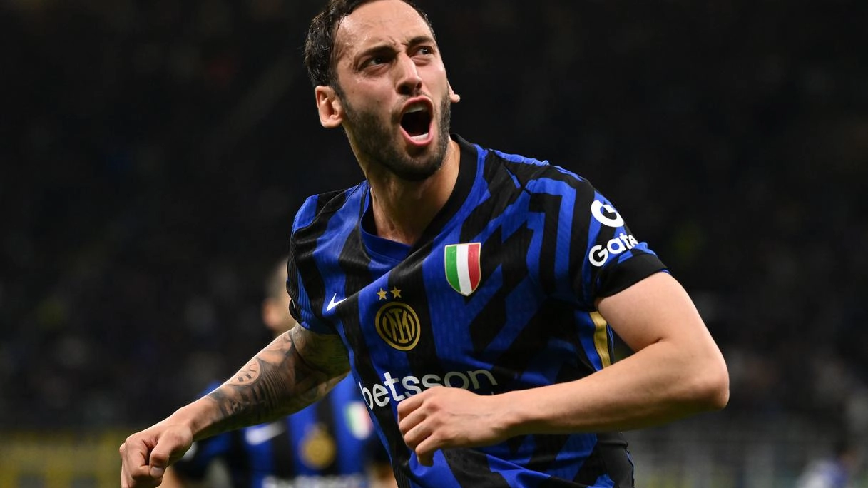 L’esultanza di Hakan Calhanoglu subito dopo aver realizzato il rigore del momentaneo 2-0 contro il Barcellona al Meazza L’esultanza di Hakan Calhanoglu subito dopo aver realizzato il rigore del momentaneo 2-0 contro il Barcellona al Meazza