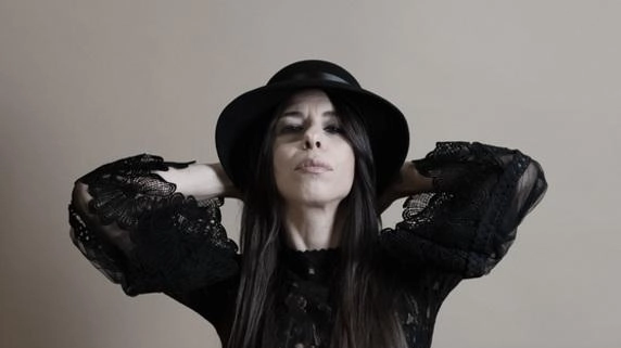 Amara, nome d’arte di Erika Mineo, 41 anni è una cantautrice nata a Prato