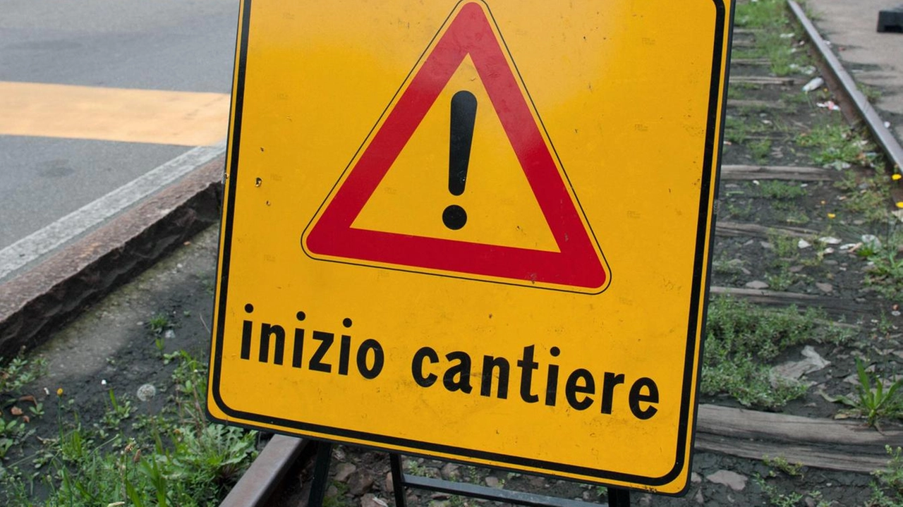 Lavori in corso a Milano per nuovi binari del tram e riqualificazione delle metropolitane. Sostituzione di ascensori e scale mobili in varie stazioni entro fine anno.
