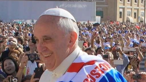 Anche il calcio bustocco rende omaggio a Papa Francesco, la fotografia del Santo Padre sorridente, sulle spalle l’inconfondibile maglia...