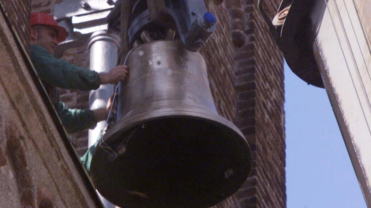 Le spettacolari operazioni sono cominciate con la rimozione delle campane Poi si passerà agli intonaci interni e quindi al consolidamento della torre Le spettacolari operazioni sono cominciate con la rimozione delle campane Poi si passerà agli intonaci interni e quindi al consolidamento della torre