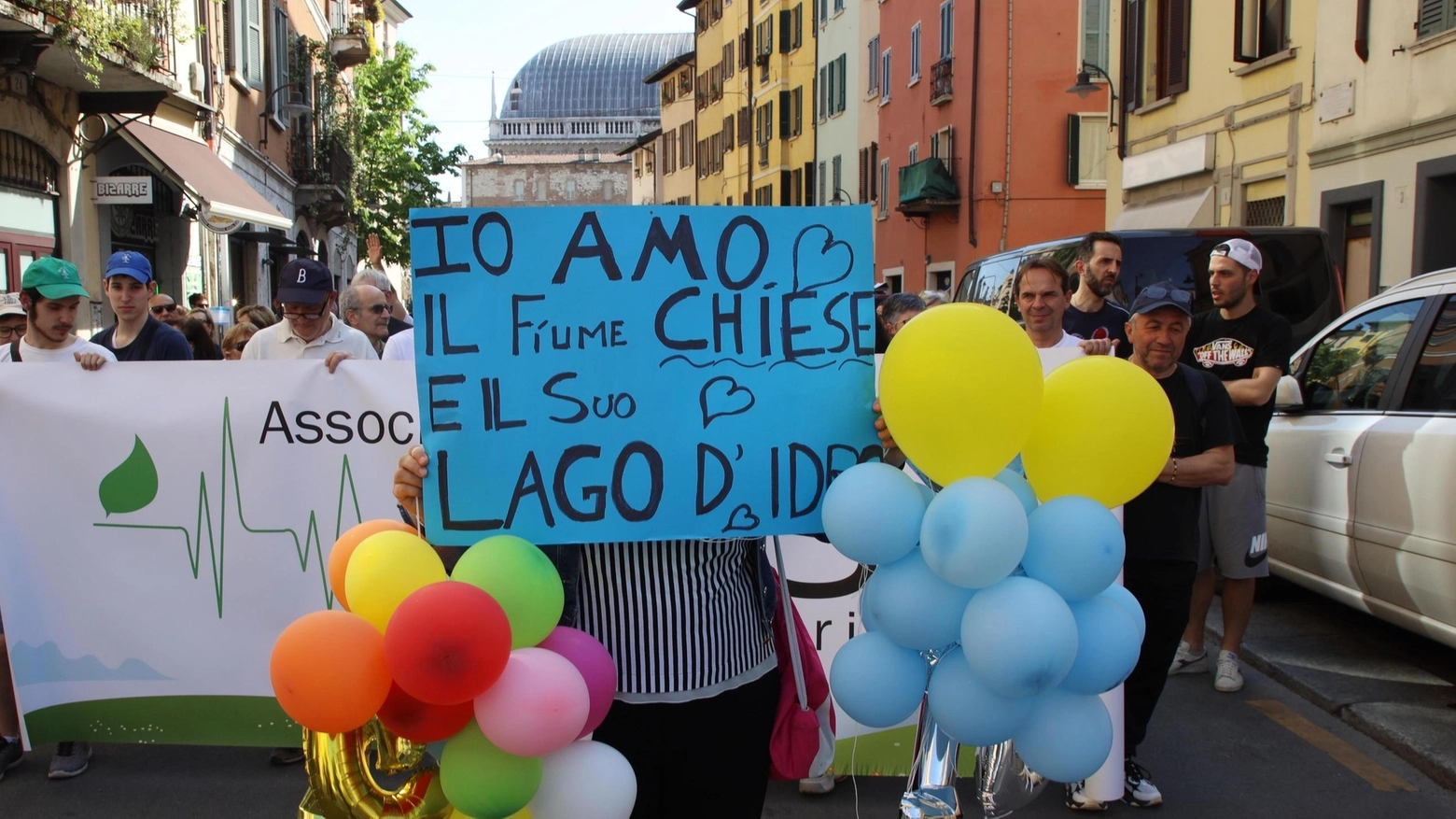 Oltre 2000 persone protestano a Brescia contro il progetto di impianti di depurazione a Gavardo e Montichiari. Sindaci e associazioni si oppongono legalmente e tecnicamente.