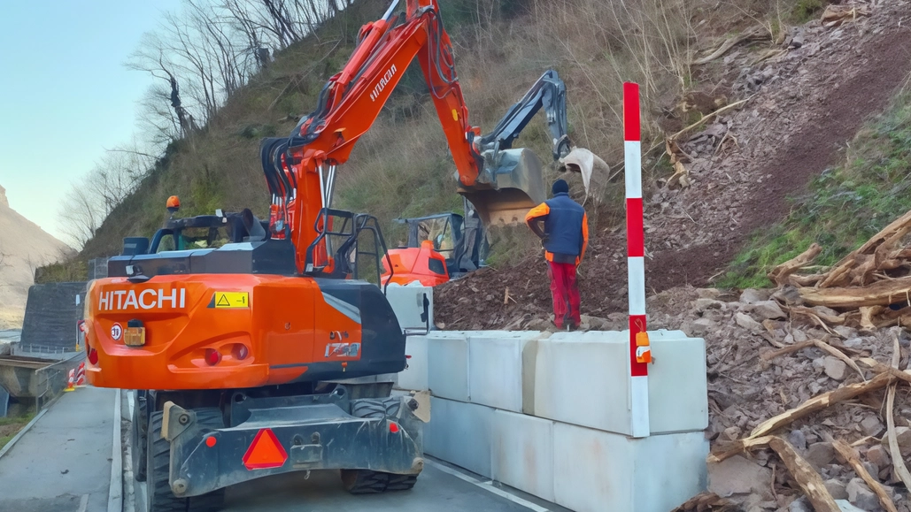 È stata riaperta ieri la strada cantonale tra Brusino Arsizio e Riva San Vitale, chiusa per una frana di oltre... È stata riaperta ieri la strada cantonale tra Brusino Arsizio e Riva San Vitale, chiusa per una frana di oltre...