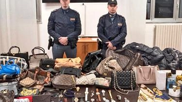 La merce recuperata nell’appartamento La merce recuperata nell’appartamento