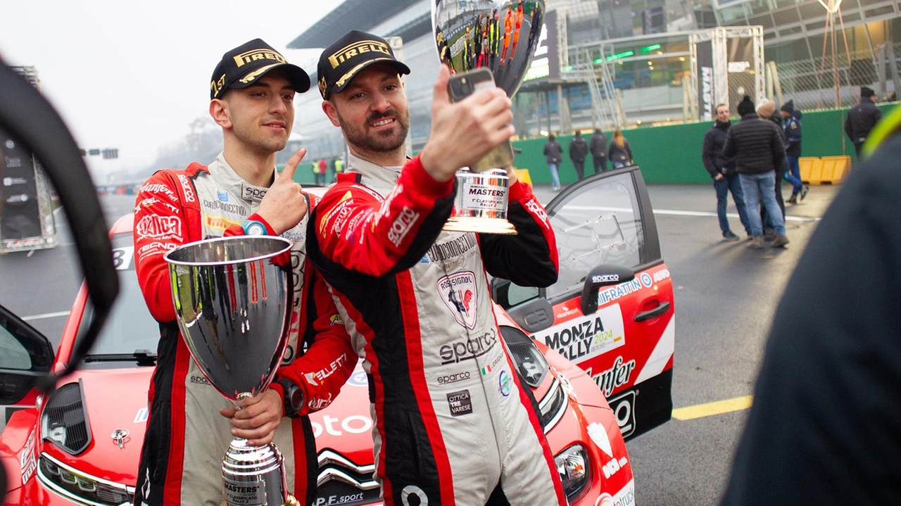 Andrea Crugnola vince il Monza Rally Show, entusiasmando i tifosi presenti all'autodromo per un weekend memorabile. Andrea Crugnola vince il Monza Rally Show, entusiasmando i tifosi presenti all'autodromo per un weekend memorabile.