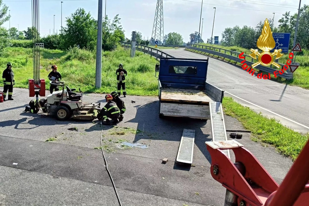 L'uomo ha perso la vita schiacciato dal peso del trattore: l'intervento dei Vigili del Fuoco a Tavazzano con Villavesco