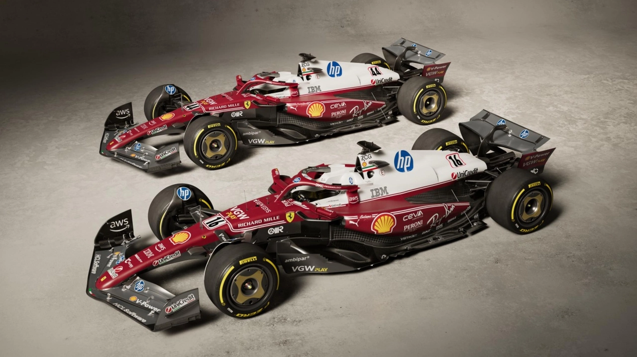 La Ferrari rende omaggio a Monza a Niki Lauda, a 50 anni dalla vittoria del suo primo Mondiale. Sul circuito del Gp d'Italia, la monoposto di Maranello avrà una livrea speciale, ispirata alla 312 T: la tonalità del rosso sarà la stessa della vettura del '75, non mancheranno le celebri strisce bianche longitudinali sulla carrozzeria e i nomi dei piloti in corsivo La Ferrari rende omaggio a Monza a Niki Lauda, a 50 anni dalla vittoria del suo primo Mondiale. Sul circuito del Gp d'Italia, la monoposto di Maranello avrà una livrea speciale, ispirata alla 312 T: la tonalità del rosso sarà la stessa della vettura del '75, non mancheranno le celebri strisce bianche longitudinali sulla carrozzeria e i nomi dei piloti in corsivo