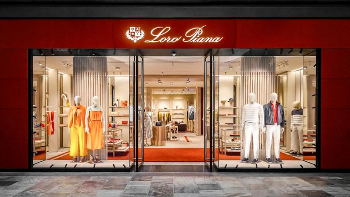 Loro Piana sotto inchiesta per “sfruttamento del lavoro”: ora è in amministrazione giudiziaria. Il ceo è il figlio di Bernard Arnault Loro Piana sotto inchiesta per “sfruttamento del lavoro”: ora è in amministrazione giudiziaria. Il ceo è il figlio di Bernard Arnault