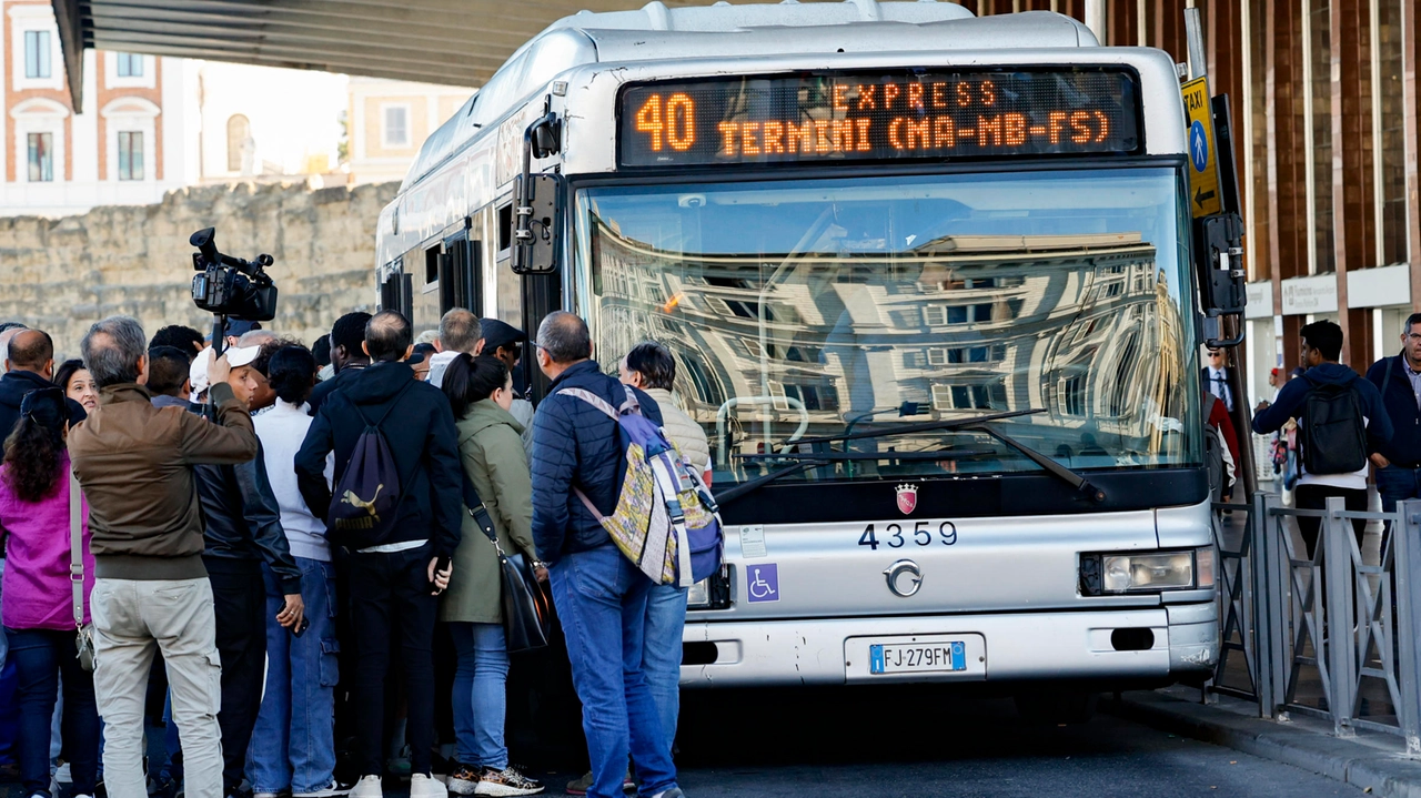 Un autobus Atac nel piazzale della Stazione Termini durante uno sciopero dei trasporti pubblici (Ansa) Un autobus Atac nel piazzale della Stazione Termini durante uno sciopero dei trasporti pubblici (Ansa)
