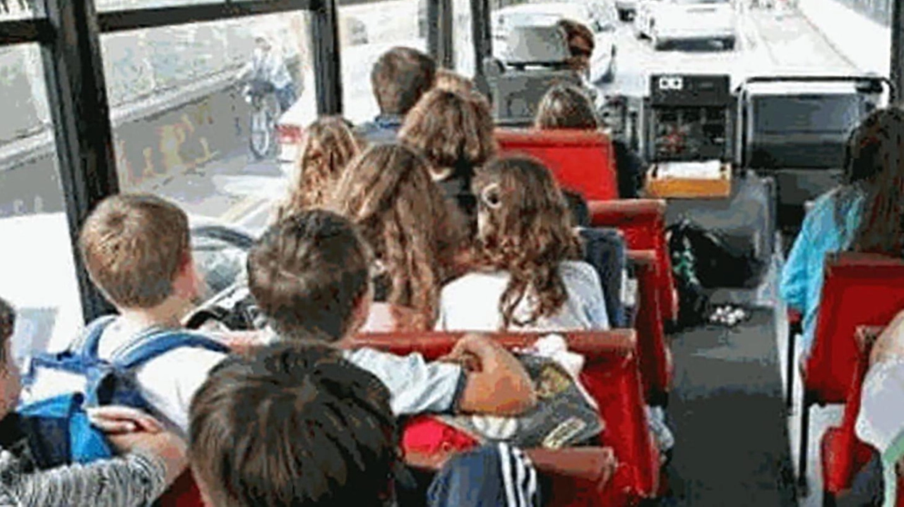 Nove uscite didattiche per un totale di 16 autobus sottoposti a verifica e uno fermato perché aveva estintori non... Nove uscite didattiche per un totale di 16 autobus sottoposti a verifica e uno fermato perché aveva estintori non...