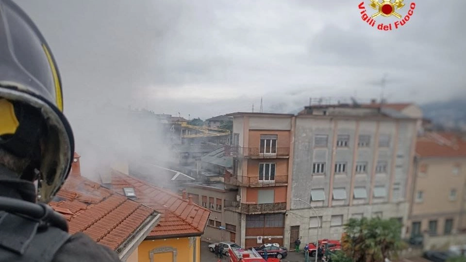 L'incendio a Pescarenico (Foto dei vigili del fuoco)