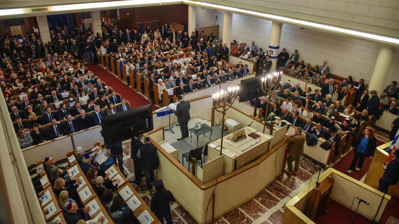 La cerimonia in sinagoga a un anno dal pogrom di Hamas. "Israele ha tutto il diritto di difendersi". Superate le incomprensioni della Comunità con il sindaco. "Basta trattare i razzismi come ragazzate". . La cerimonia in sinagoga a un anno dal pogrom di Hamas. "Israele ha tutto il diritto di difendersi". Superate le incomprensioni della Comunità con il sindaco. "Basta trattare i razzismi come ragazzate". .
