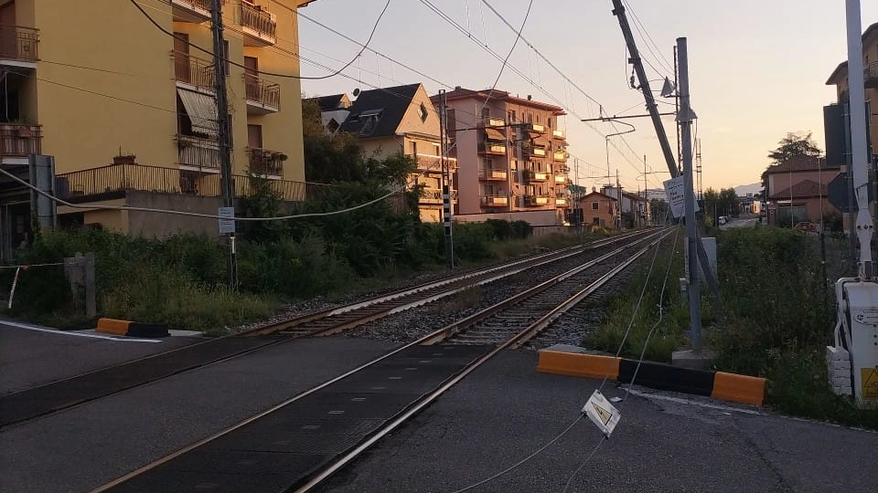 Gazzada Schianno, danni al passaggio a livello Gazzada Schianno, danni al passaggio a livello