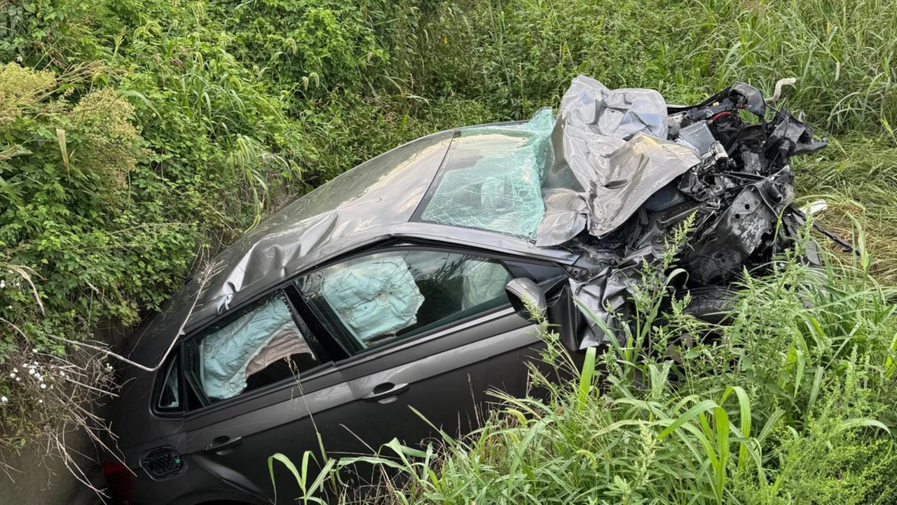 L'auto su cui viaggiava la vittima ribaltata nel fosso