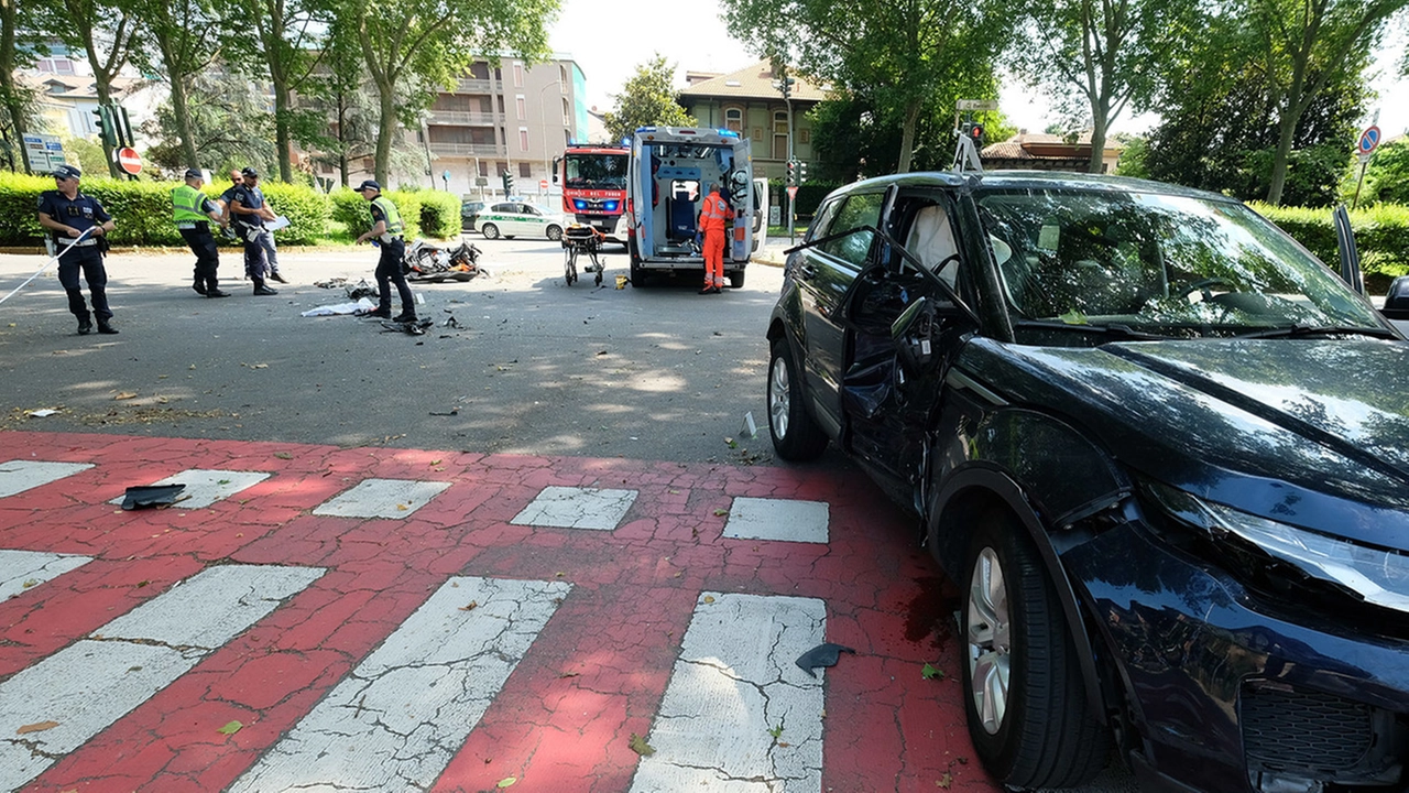 Il Suv Range Rover stava procedendo in direzione di via Rossini, mentre i due scooteristi provenivano dalla Villa Reale Polizia locale al lavoro per ricostruire l’esatta dinamica dell’incidente ed accertare eventuali responsabilità nell’impatto Il Suv Range Rover stava procedendo in direzione di via Rossini, mentre i due scooteristi provenivano dalla Villa Reale Polizia locale al lavoro per ricostruire l’esatta dinamica dell’incidente ed accertare eventuali responsabilità nell’impatto