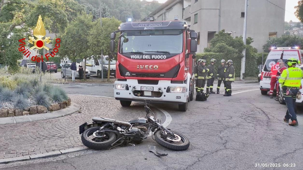 Moto contro auto a Maslianico, in via Roma
