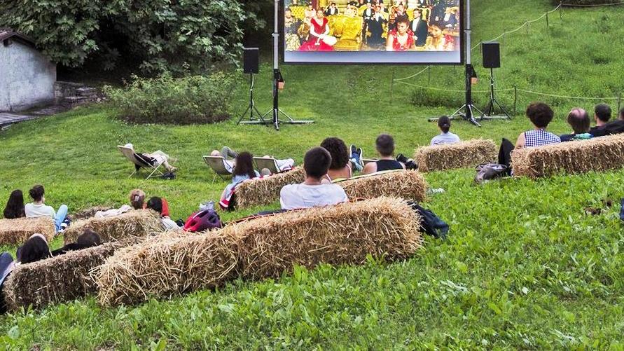 Cinema all’aperto. A Palazzo Moroni spazio ai film d’autore Cinema all’aperto. A Palazzo Moroni spazio ai film d’autore