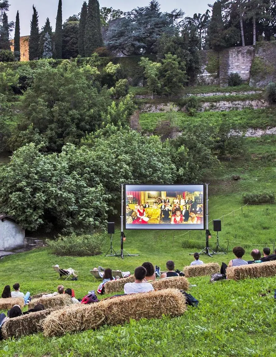 Cinema all’aperto. A Palazzo Moroni spazio ai film d’autore