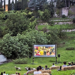 Cinema all’aperto. A Palazzo Moroni spazio ai film d’autore