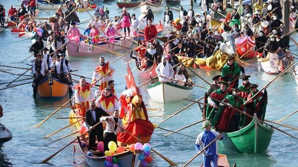 Tulum conquista Venezia. Tulum è il nome del costume, ispirato al mondo dei Maya, con cui Nicola Pignoli e... Tulum conquista Venezia. Tulum è il nome del costume, ispirato al mondo dei Maya, con cui Nicola Pignoli e...