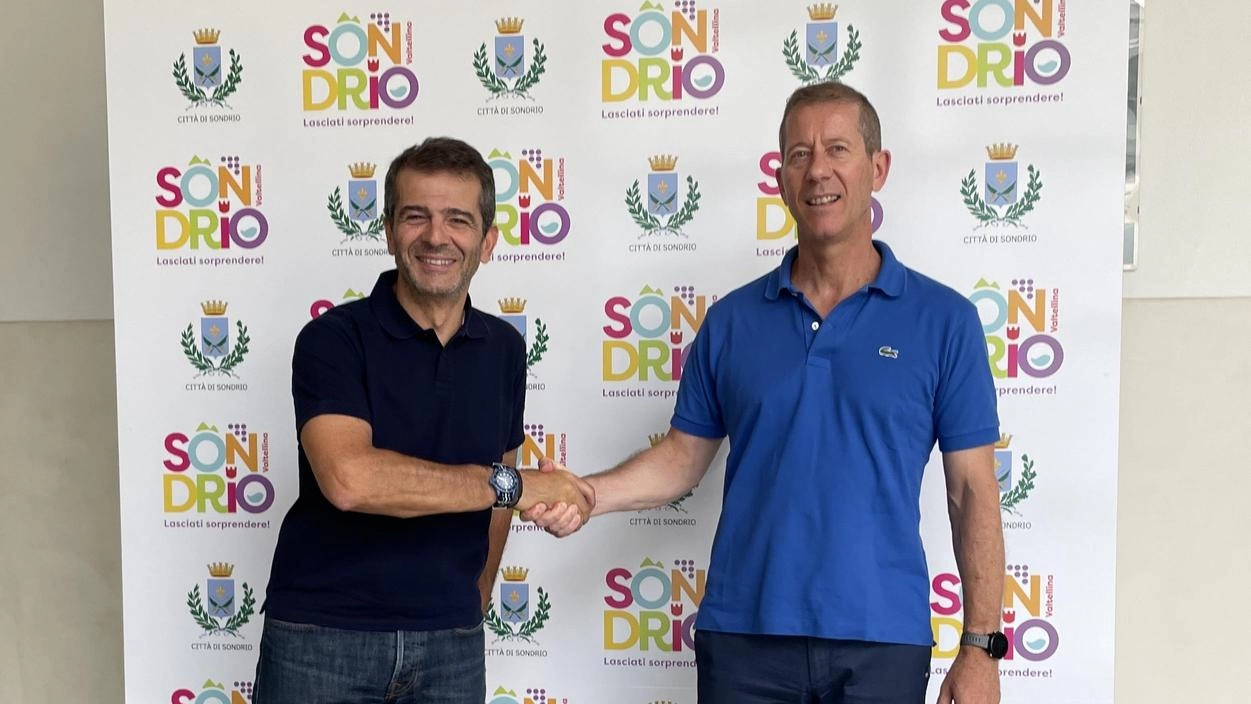 Primo a destra l’assessore alla Mobilità e Urbanistica Carlo Mazza e Giovanni Chighine per il Gruppo Acinque Primo a destra l’assessore alla Mobilità e Urbanistica Carlo Mazza e Giovanni Chighine per il Gruppo Acinque